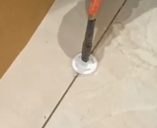 仁怀瓷砖空鼓维修公司专业解答瓷砖在铺贴过程中，如果没有涂抹均匀到位的粘结材料（如水泥砂浆或瓷砖胶），可能会导致以下问题