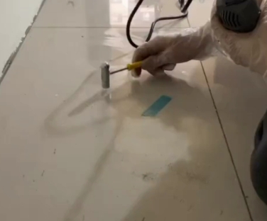 仁怀瓷砖开裂维修公司专业分享瓷砖在铺贴前如果没有沥干水分，将会导致以下问题
